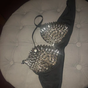 BH med nitar - Stl 70 (skulle säga stl S 