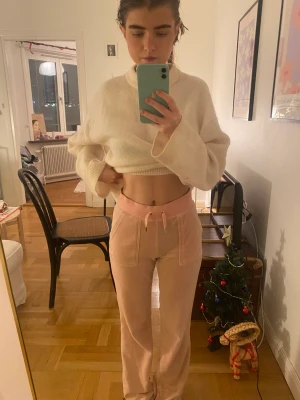 Rosa mjukisbyxor juicy couture - Säljer nu mina fina mjukisar, i bra skick. Lätt missfärgade längst nere vid fötterna, men absolut inget man tänker på (kan skicka egna bilder). Storlek XXS men sitter som en vanlig XS