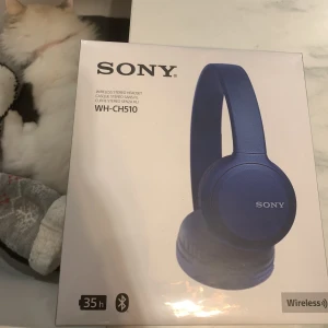 Sony hörlurar - De är helt nya fick dem igår i födelsedags present men har ingen användning av de så tänker sälja. Nypris är 300kr men dem är som sagt HELT NYA!