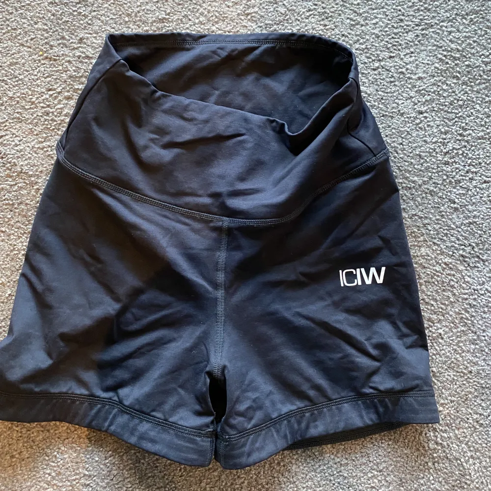 Tränings shorts med scrunch från icaniwill som bara är testade men aldrig använda. Säljer för jag beställde väldigt många samtidigt och glömde av att returnera. Nypris var: 499 kr . Shorts.