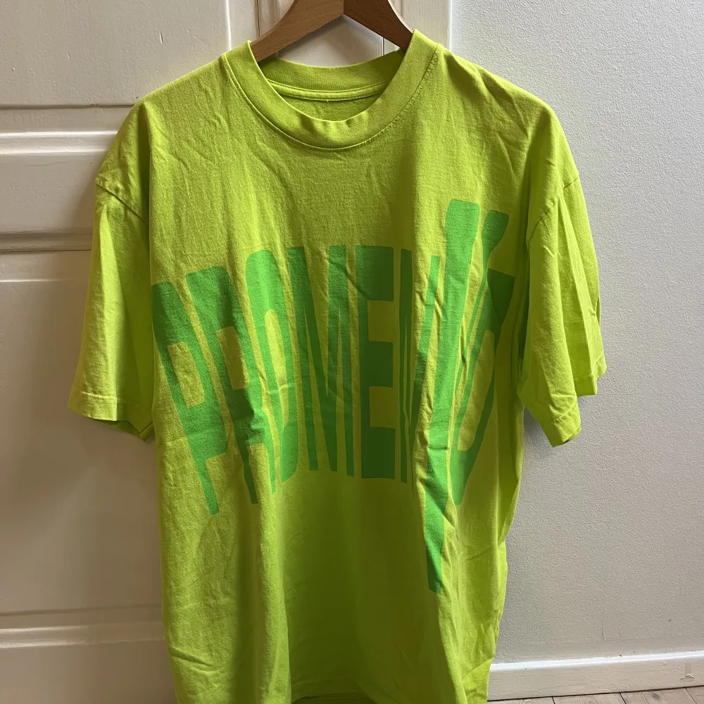 Deadstock Vlone tröja från A$AP Rockys konsert i Stockholm. Aldrig använd, kondition 10/10. T-shirts.