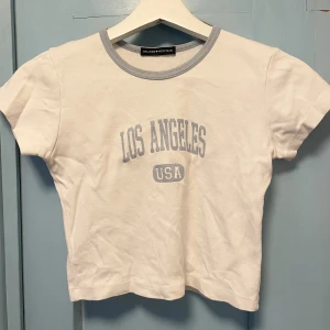 Brandy Melville Tröja - En croppad tröja från Brandy Melville som inte används längre men är i väldigt bra skick.