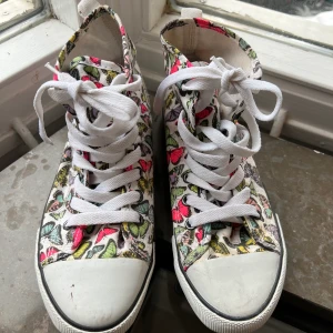 Skor med fjärilstryck - Converse stil sneakers med fjärilstryck, köpare står för frakt