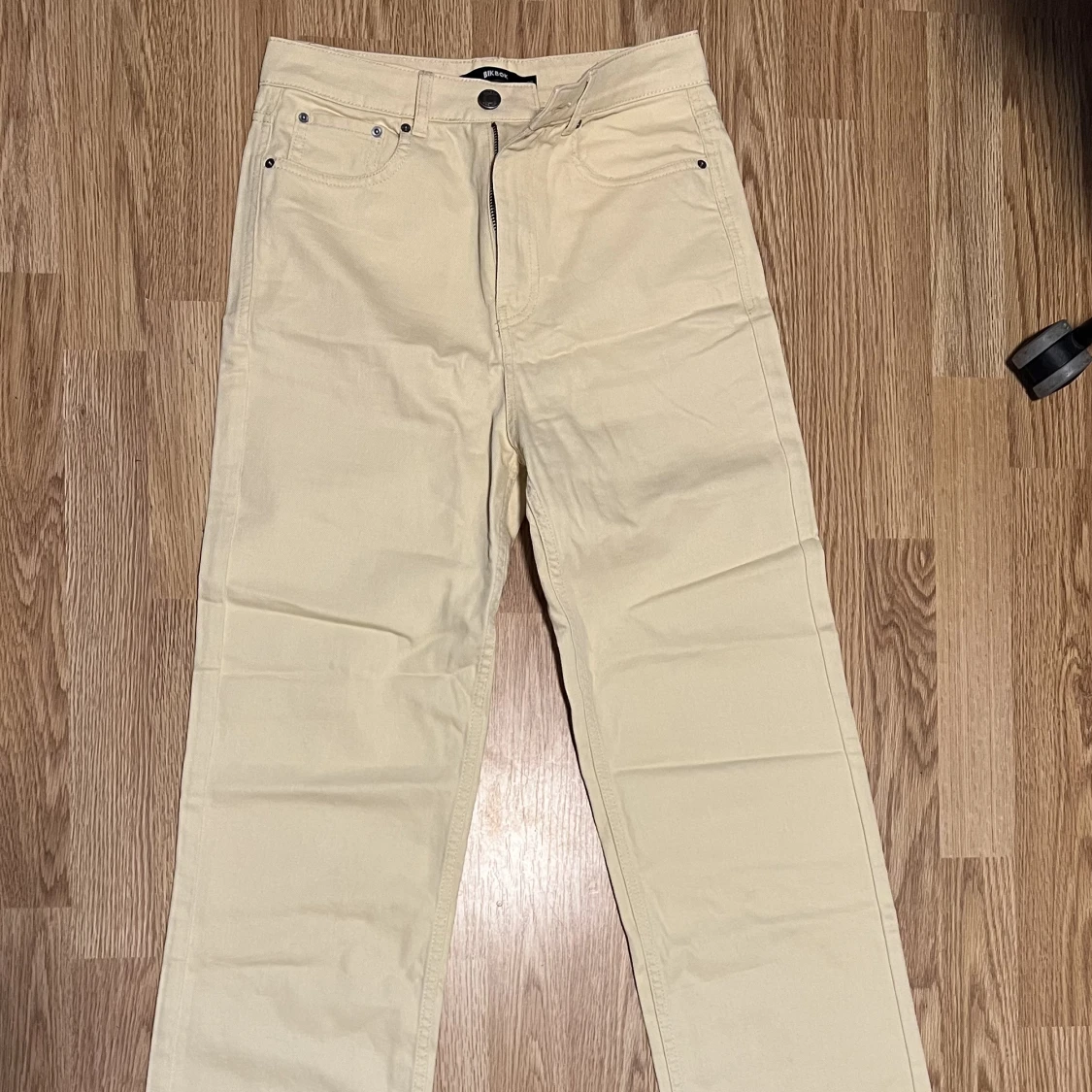 ljusgula jeans från bikbok strl 36