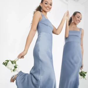 Balklänning  - Ljusblå balklänning från Asos, helt oanvänd med lapparna kvar! Jättefin men säljer då den var lite lång för mig som är ca 165 cm lång. Skriv för fler bilder! 💕