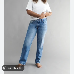 Gina low waist straight jeans  - Jag säljer även dessa byxor från gina som är likadana som dom andra jag säljer men bara att dessa är mina och de förra är min systers. De är en aning mer använda än de förra men fortfarande i jättebra skick. Säljer de för 200 plus frakt🫶🏼