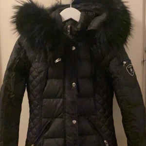 Rockandblue jacka i 34 - Rockandblue beam mid i storlek 34. Varsamt använd. Inköpt för 2999kr 