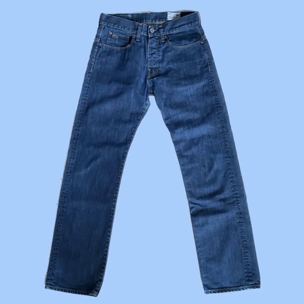 G-star raw jeans i rak modell. Midjan är låg/medel. 100% bomull utan stretch. Mycket bra skick! Skriv gärna för mått eller fler bilder:). Jeans & Byxor.