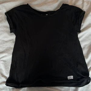 Svart tröja - Säljer min svarta tröja som inte kommer till användning längre, från lagar 157 i storlek xs❤️