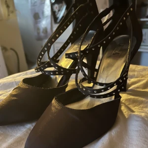 Balskor  - Superfina klackar som är perfekta till bal/fest. Köpta secondhand men aldriga använda av mig tyvärr. Inga större tecken på användning! Storlek saknas men uppskattas till 36-37! Använd gärna köp nu