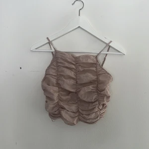 Topp  - Söt sommar topp från zara. Beige i storlek S. 50kr + frakt💕