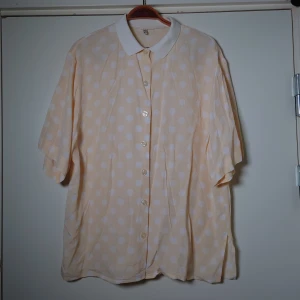 Vintageblus - Annorlunda vintageblus! Gulrandig i botten med vita prickar på, samt vit, mjuk krage. Storleken motsvarar typ  L och den kan has som oversize🌱