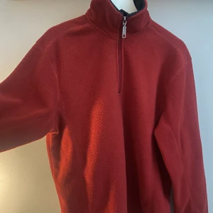 Röd fleecetröja - Inte min från början, men bra skick! Inga skador, miffärgningar osv