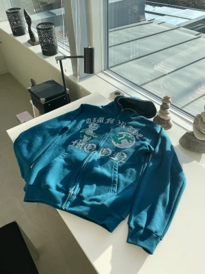 Aim for the moon zip up hoodie - Säljer den få den är för liten för mig, några rhinestones som saknas