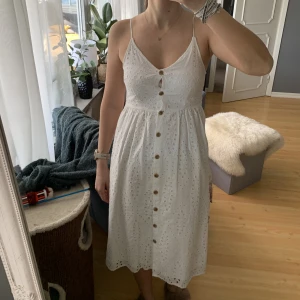Vit klänning  - En kläning 🤍 som är köpt från Amsterdam för 2 år sedan. Använd en säsong✨. Köpt för cirka 600kr 