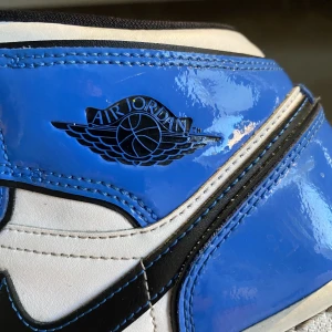 Jordan 1 🔵signal blue 🔵 - Köpta på merchsweden för ca 1 år sedan skick är 7/10 toppen skor är jätte sköna köpta för 2500kr 