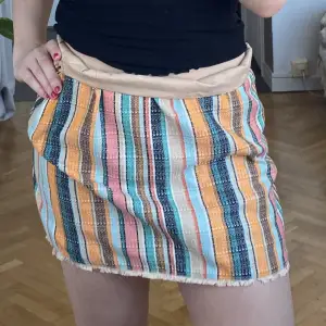 Randig kjol i olika färger, somrig och i bra skick