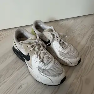 Skitsnygga sneakers från Nike. Perfekta till våren. ☀️Sköna att gå i! Lite smutsiga men går att tvätta bort. Annars bra skick. Stl 41 men passar mig som vanligtvis har 39/40.  400kr +  frakt📦