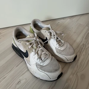 Nike Air Max - Skitsnygga sneakers från Nike. Perfekta till våren. ☀️Sköna att gå i! Lite smutsiga men går att tvätta bort. Annars bra skick. Stl 41 men passar mig som vanligtvis har 39/40.  400kr +  frakt📦