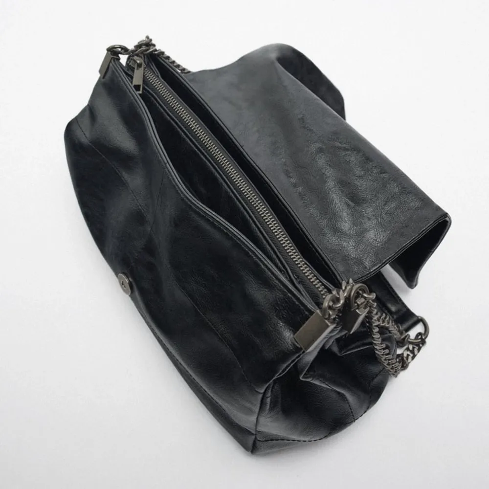Säljer denna väska från Zara som är slutsåld på hemsidan🤍 extremt rymlig väska med tre olika fack. Frakt tillkommer som köparen står för. . Väskor.