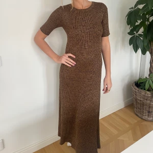 Glittrig klänning - Säljer denna stickade klänningen från zara som är glittrig. Jag på bilden är runt 1,70 lång🕺🏻