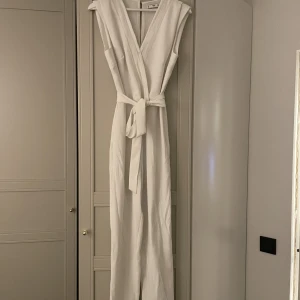 Jumpsuit mango - Säljer min jumpsuit från Mango.  Snörena runt midjan där bältet ska sitta är av, därav fick jag rabatterat pris vid köp i butik.  Strl L, men en väääldigt liten L så S+/M skulle jag säga  Aldrig använd