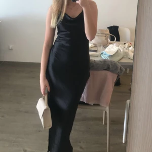 Satin klänning - Snygg svart satin klänning som passar fina tillfällen! 