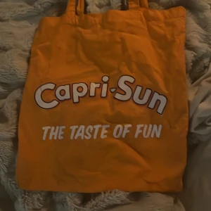 Capri-Sun tote - Säljer denna Capri-Sun tote som bara har legat i min gaderob