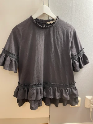 Volang tröja!  - Säljer denna super söta tröjan från oddmolly!! (Detta är en sample). Säljer då den inte kommer tillanvändning. Storlek 1 vilket motvsara S. Köparen betalar för frakt!🦋🦋🦋🦋