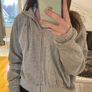 Kofta  - En jättefin grå zip Hoodie från Hm! Stolek M, passar mig som brukar ha S. Fri frakt💜