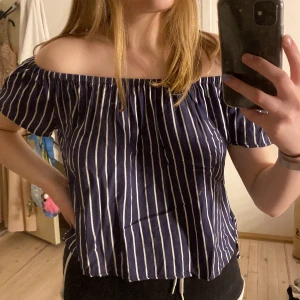 Topp St 36 - Gullig topp från H&M. Säljer då jag inte använder den längre. Använd fåtal gånger. Passar till XS och ev M Skriv för fler bilder💕