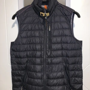 Parajumper väst - Storlek S Skick 7 av 10 2 små hål på framsidan