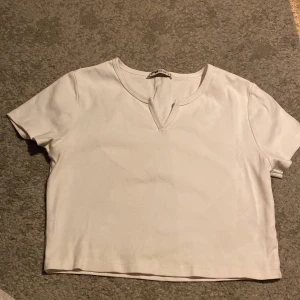 Vit kort t-shirt - Storlek L sitter som en S/M