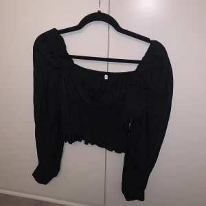 Svart topp  - Svart topp från shein storlek M