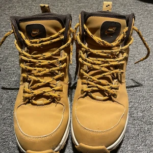 Nike manoa vinterskor - Skorna är i väldigt bra skick. Storlek 41. Priset kan diskuteras. Kan både mötas upp i Jönköping eller posta.  