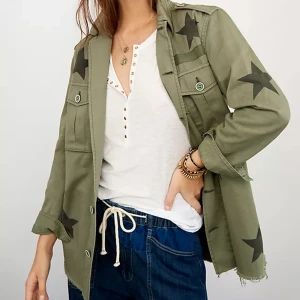 jacka - skitsnygg militär jacka! I mycket bra skick och inga defekter❣️ Från märket Pistola och köpt för ca 1400kr❤️‍🔥Pris kan diskuteras vid intresse. Köparen står för frakten❤️