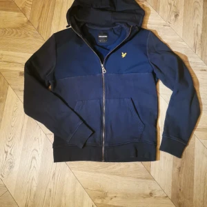 Lyle & Scott Hoodie  - Bra sckik på varan. Säljer för att den blev för liten tyvärr. Pris kan diskuteras med mig💯
