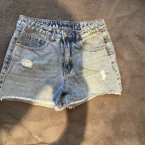  Snygga shorts -  snygga shorts i storlek 158 men det är för små!!!!❣️❣️
