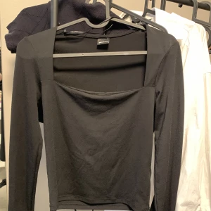 Långärmad topp - Säljer min långärmade topp från Gina tricot med en ”fyrkantig” urringning. Använd endast ett fåtal gånger. 