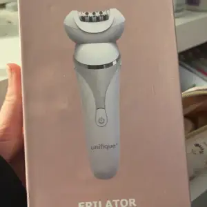 En bra Epilator i bra skick. Köpte denna på normal för ja tänkte att ja skulle använda den på mina ben. Använder den nästan till aldrig vilket är varför jag säljer den. Hör av dig om du har några funderingar 💓