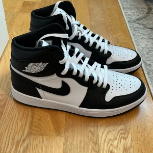 Air Jordan 1 high golf black and white - Köptes för 3 veckor sedan, nypris 2 920kr och dem är helt oanvända. Storlek 45.5 Skick 10/10. Har digitalt kvitto