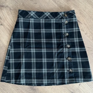 rutigmönstrad kort kjol - djur finns hemma