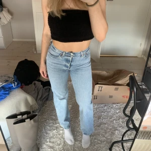 Blåa Levis jeans  - Säljer dessa så fina ljusblåa Levis jeans som är i jättefint skick, perfekt till våren 💘 Modellen heter Ribcage straight 