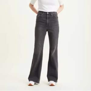 Gråsvarta jeans från Levis i modellen 70’s high flare. Använda men i bra skick samt i storleken w29L34. Priset på hemsidan är 1449kr❤️🫶🏼 köpare står för frakt❤️