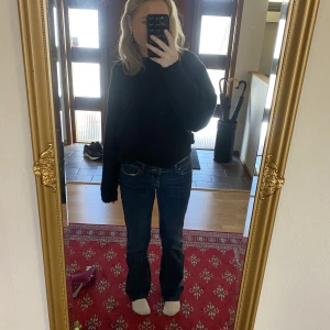 Bootcut zara jeans - Säljer då de är förstora för mig, använda en gång men avklippta så att de ska passa någon som är ca 160cm därav priset. Använda en gång 🫶🏼