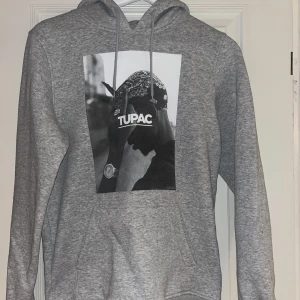 Tupac hopdie - Säljer denna hoodie i storlek S, använd väldigt få gånger så nyskick. Frakt tillkommer💕