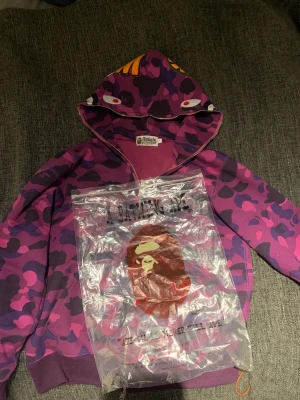 Bape hoodie - Intresse koll på denna lila bape hoodie i strl S. Påse tillkommer. Skriv vid intresse