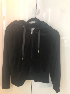 Svart tjocktröjan  - Den är använd ganska många gånger men i väldigt bra skick skriv om fler frågor 