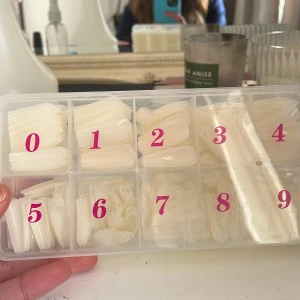 naglar - hejsan! Säljer dessa lösnaglar, har aldrig använt, köpta på nagelbitaren för länge sedan! Säljer för 65kr+frakt