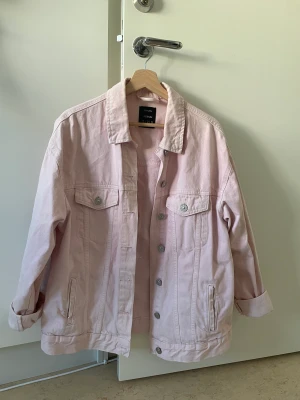 Jeansjacka - Ljusrosa jeansjacka, oversized modell! Används bara ett par gånger. Har slitningar vid ena armbågen.